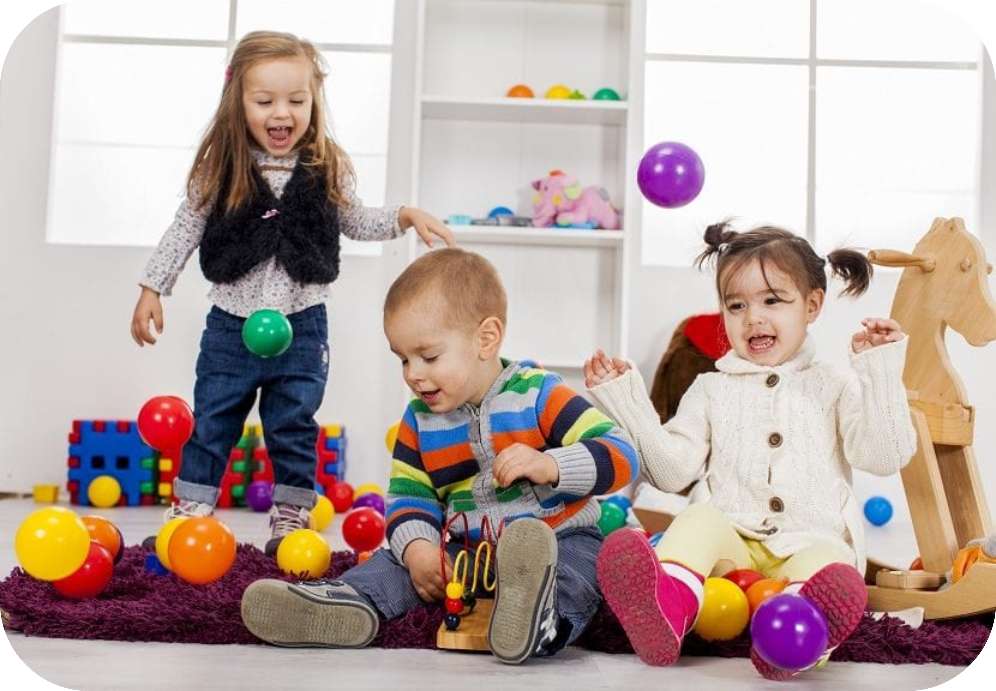 Crianças brincando sorrindo