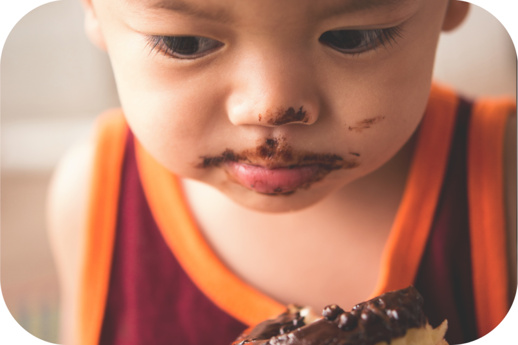 criança comendo chocolate