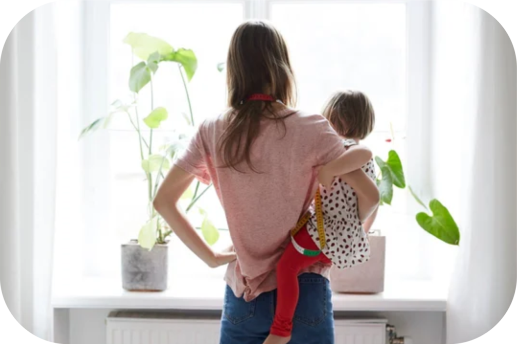 mãe com criança no colo dependencia emocional dos filhos